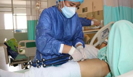 Por ahora, los procedimientos de curación se hacen solamente en pacientes hospitalizados, pero se preparan para ofrecer el servicio de forma ambulatoria. /Foto: Cortesía / La Opinión 