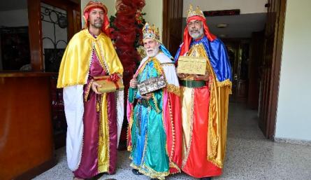 De izquierda a derecha,  Melchor, Gaspar y Baltazar. /Foto:  Jorge Gutiérrez / La Opinión 