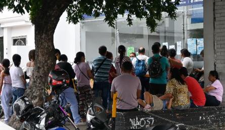 En algunas EPS los usuarios deben aguardar en la calle antes de ser atendidos./Foto Jorge Gutiérrez/La Opinión