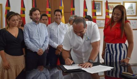 Gregorio Angarita Lamk, director general de Corponor, firma aquí el Plan Parcial del proyecto de Universidad del Catatumbo./Foto Cortesía/La Opinión