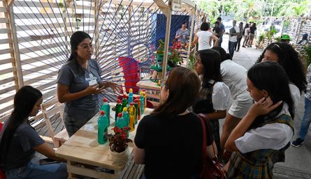 La Biblioteca Pública Julio Pérez Ferrero le abrió las puertas a la feria de negocios verdes./Fotos Jorge Gutiérrez-Leonardo Oliveros-La Opinión