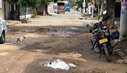 Los huecos aún adornan las avenidas en la calle quinta de Comuneros.