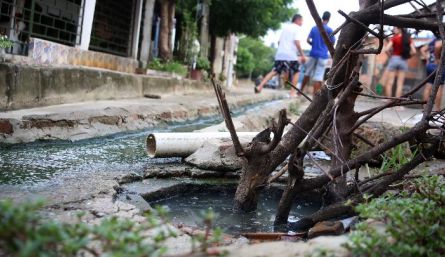 La comunidad improvisó un canal de aguas negras que atraviesa el barrio./ Foto: Carlos Ramirez.,