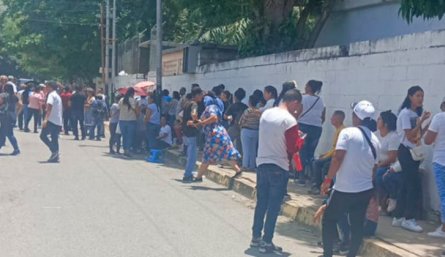 La ciudadanía acudió a la jornada de manera masiva y piden a los gritos que les permitan ejercer su derecho al voto.