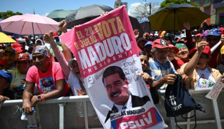 Cientos de votantes apoyan la reelección a la presidencia de Nicolás Maduro. / Foto AFP