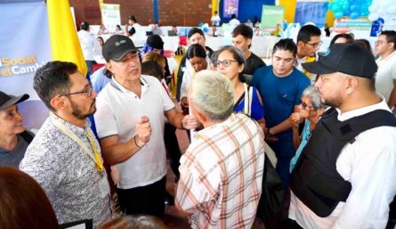 Gustavo Bolívar, director de Prosperidad Social, dialoga con cucuteños en la Feria de Servicios/Foto cortesía