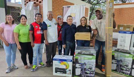 Entrega de dotación a comunales