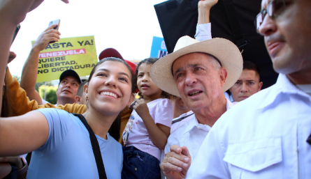 Así fue la concentración en favor de Venezuela, liderada por el expresidenteÁlvaro Uribe. 