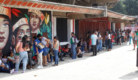 Largas filas de desplazados en el estadio General Santander de Cúcuta.