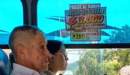 Desde ayer algunas unidades de transporte ya exhibian el nuevo costo del pasaje. 