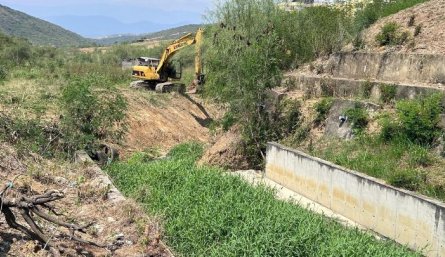 Por medio de maquinaria amarrilla se están ejecutando las intervenciones en los canales de aguas lluvias. / Foto: Cortesía 