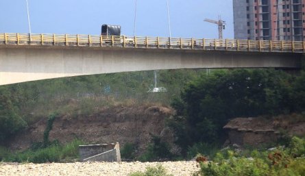 La situación ocurre en el estribo derecho que une al barrio Prados del Este. / Foto: Carlos Ramírez.