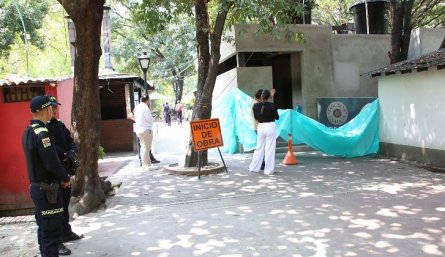El predio rodeado de malla verde es el que se debe demoler por haberse construido sin licencia/Foto Carlos Ramírez/La Opinión