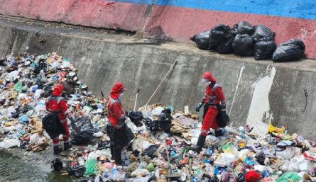 La empresa Veolia con sus obreros en plena acción de limpieza en el Canal Bogotá/Foto cortesía
