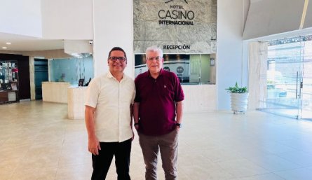 Alexander Trujillo Castro, gerente general del Hotel Casino Internacional, y Manuel Tejeiro, director de Niños de Papel./Foto cortesía