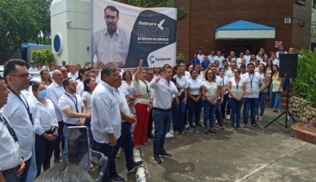 Rafael Humberto Camacho, director general de Corponor, preside el plantón para pedir la liberación del director de Codechocó/Foto Orlando Carvajal