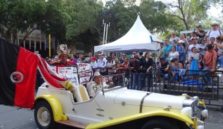 El desfile de carros antiguos, uno de los más vistosos de la Feria/Foto cortesía