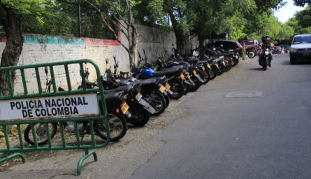 Motos de la Policía y comerciantes parqueadas en plena vía de San Mateo.