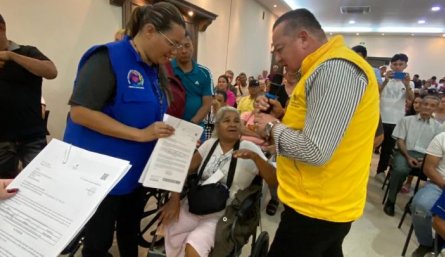 Fredy Quintero, subdirector de la Unidad Nacional de Víctimas, hace entrega de una de las cartas a una víctima/Foto cortesía