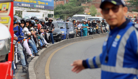 Alférez vigila tránsito durante bloqueo vial en Cúcuta.