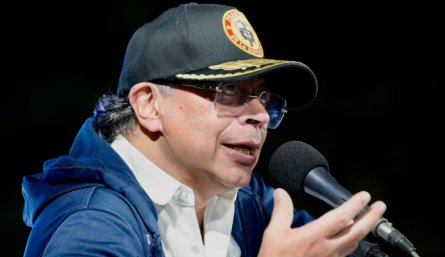 Petro insiste en que armas que asesinan en Colombia provienen de Ecuador