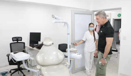 Javier Prieto Peña, gerente de Imsalud, inspecciona espacios de IPS renovada en zona rural de Cúcuta.. 