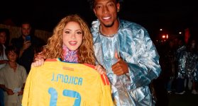 Johan Mojica se encontró con Shakira y le entregó la ‘Tricolor’
