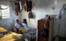 La cubana Diana Ruiz vive cada día un calvario para conseguir alimentos para su hijo/Foto AFP