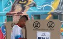 El ojo de águila como si estuviera vigilando el proceso electoral./Foto: Carlos Ramírez/La Opinión