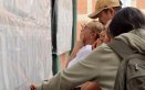 Con lupa, así buscaron su cédula para ubicar la mesa muchos electores en el área metropolitana./Foto Carlos Ramírez/La Opinión