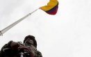 Soldado de la patria con el tricolor en alto./Foto Carlos Ramírez/La Opinión