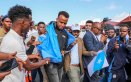 El árbitro somalí Omar Artan, que finalmente no podrá estar en el Mundial de Fútbol al prohibirle su entrada las autoridades de los Estados Unidos, será el encargado de dirigir la final de la Supercopa de Europa entre el PSG francés y el Aston Villa inglés, según anunció este jueves la UEFA.