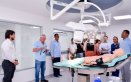 El área del quirófano simulado es uno de los espacios de alta complejidad para el entrenamiento de la toma de decisiones quirúrgicas en un entorno clínico 100 % controlado y seguro.