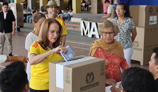 Las mujeres representan más de la mitad de los electores registrados a nivel nacional. / Fotos Carlos Ramírez-La Opinión