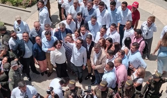 Una postal para el recuerdo, la que se tomaron el presidente electo con las autoridades ainfitrionas de Norte de Santander./Foto: Orlando Carvajal/La Opinión