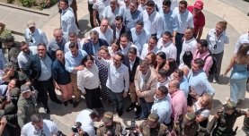 Una postal para el recuerdo, la que se tomaron el presidente electo con las autoridades ainfitrionas de Norte de Santander./Foto: Orlando Carvajal/La Opinión