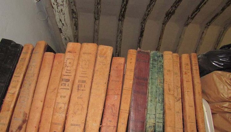 Los archivos del Concejo están almacenados en bolsas y tomos. /Roberto Ospino.