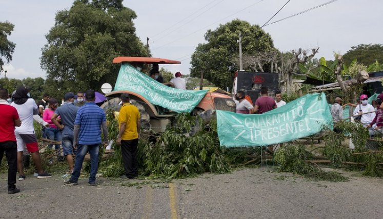 Más de 2.500 habitantes se han visto afectados por la demora con los arreglos del puente. Ayer protestaron contra la alcaldía / Foto Luis Alfredo Estévez