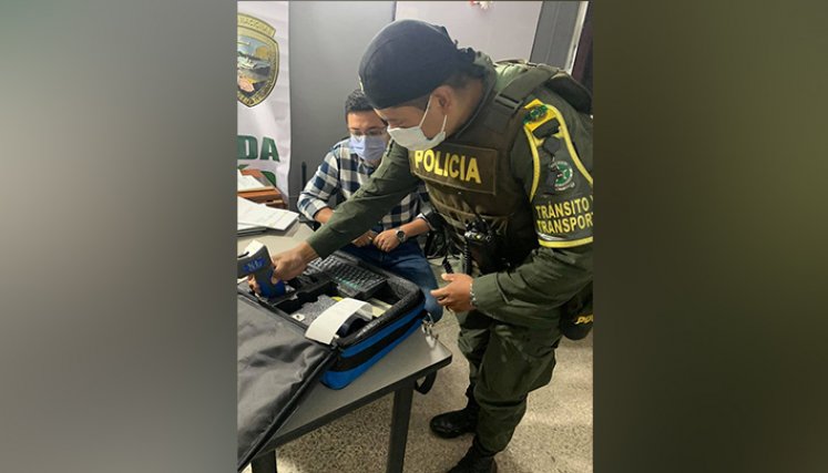 El secretario de Tránsito, Jorge González entregó los dos equipos a la policía. / Foto: Cortesía.   