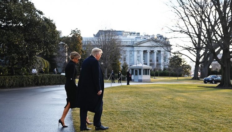 El saliente presidente de los Estados Unidos, Donald Trump, y la primera dama Melania se dirigen a abordar el Marine One antes de partir desde el jardín sur de la Casa Blanca en Washington. Foto AFP
