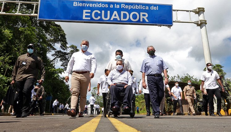 Los presidentes de Ecuador, Lenin Moreno y Colombia, Iván Duque y el Ministro de Defensa de Ecuador, Oswaldo Jarrin, reunidos para supervisar las obras de construcción en el puente internacional entre los dos. países sobre el río Mataje, en la provincia ecuatoriana de Esmeraldas./ Foto:AFP 