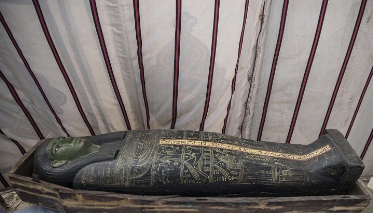 Los sarcófagos de madera, que datan de la época del Imperio Nuevo, fueron hallados en pozos funerarios. / Foto:AFP