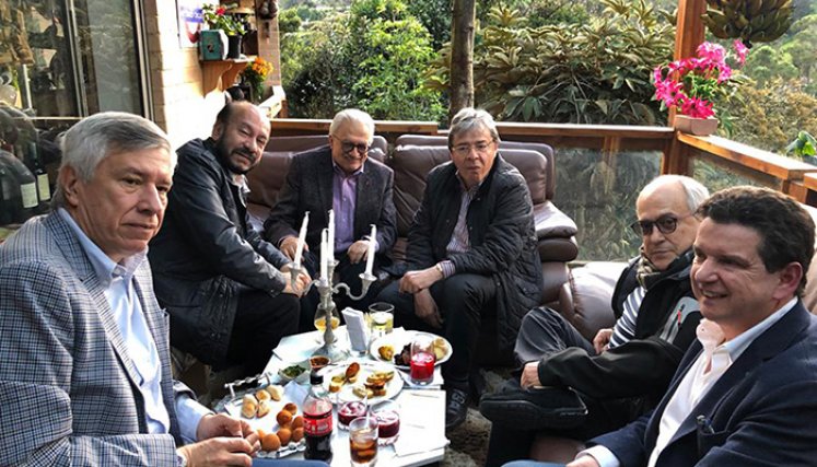 Esta foto corresponde a una despedida de año en 2019, en una finca de La Calera, cerca de Bogotá. De izquierda a derecha, Hernando Carvallo, Alfredo Rangel, Everth Bustamante, Carlos Holmes Trujillo (qepd), José Obdulio Gaviria y Luis Miguel Morelli.