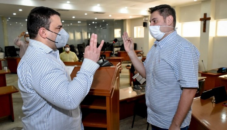 Jesús Sepúlveda (izquierda) toma juramento ante el presidente del Concejo, Leonardo Jácome