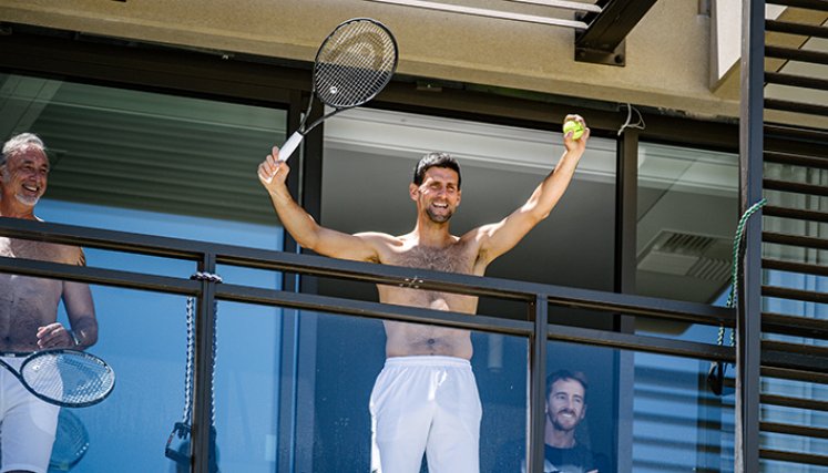Novak Djokovic confinado en su habitación en Australia.  Foto: AFP