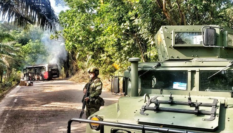 e registra la quema de un bus en la vía El Zulia - Tibú, sector Agualasal.   Foto: Cortesía