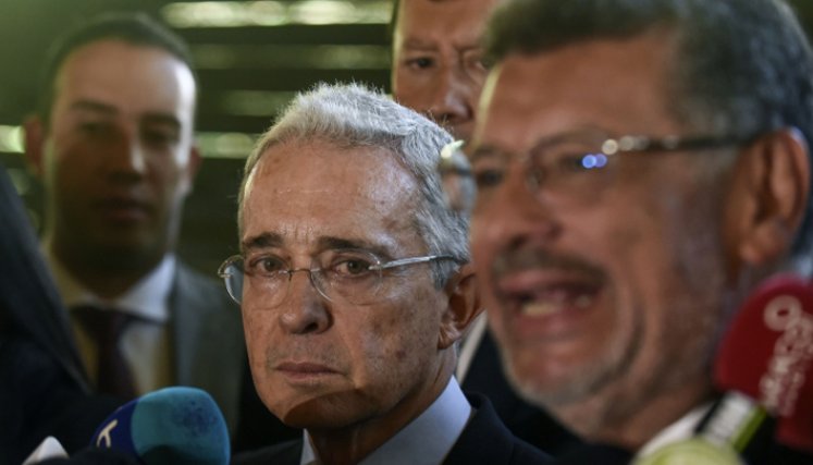 El expresidente Álvaro Uribe en compañía de su abogado Jaime Granados. / Foto: Archivo
