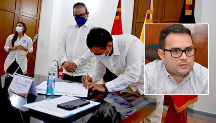 Juan Carlos Uribe (firmando) asumió desde esta semana la Secretaría de Cultura del Departamento, en reemplazo de César Ricardo Rojas (foto pequeña).