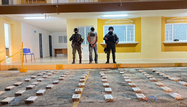 Fueron halladas 72 panelas de presunto clorhidrato de cocaína. / Foto: Policía