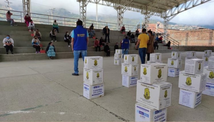 Las ayudas las entregaron a los damnificados por las lluvias.